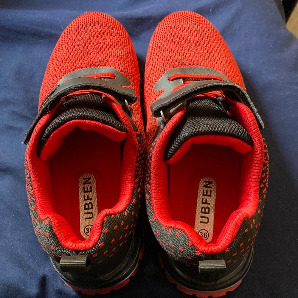 Boys red and black running sneakers size 4 UBFEN